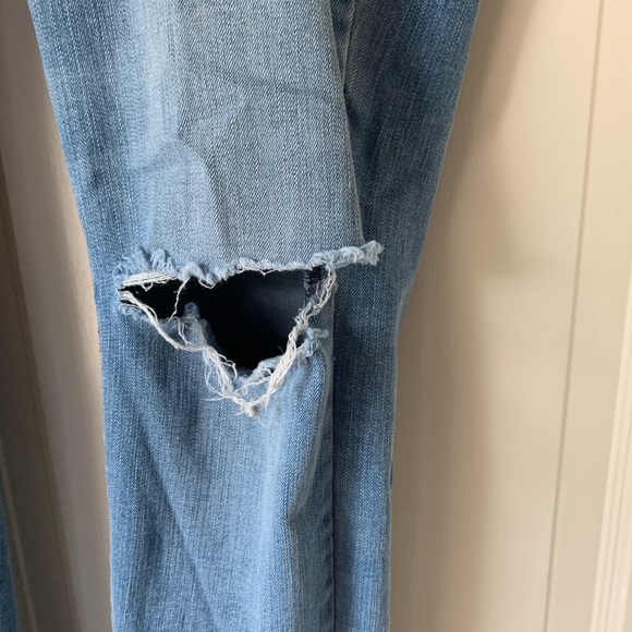Old Navy Mid-Rise ripped jeans - Picture 5 of 5